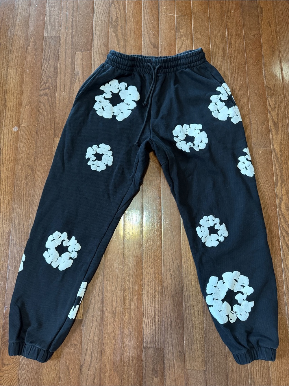Denim Tears 🖤🤍Sweatpants with White Floral Ring Print size S unisex🖤🤍